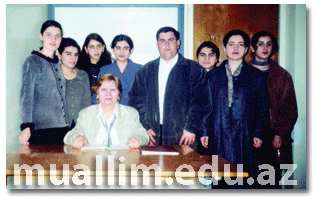 Şəkildə: Firuzə Rzayeva  BDU-nun  fizika  fakültəsi  III  kurs  250-ci  qrup  tələbələrinin  bir  qrupu ilə  (16 mart 2001-ci il). 