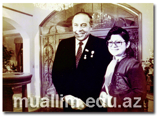 1956-cı il. Aliyə 3-cü sinifdə oxuyanda. Arxa cərgədə soldan 2-ci.İbtidai sinif müəllimi Nərgiz Sultanova və sinif yoldaşları ilə birlikdə